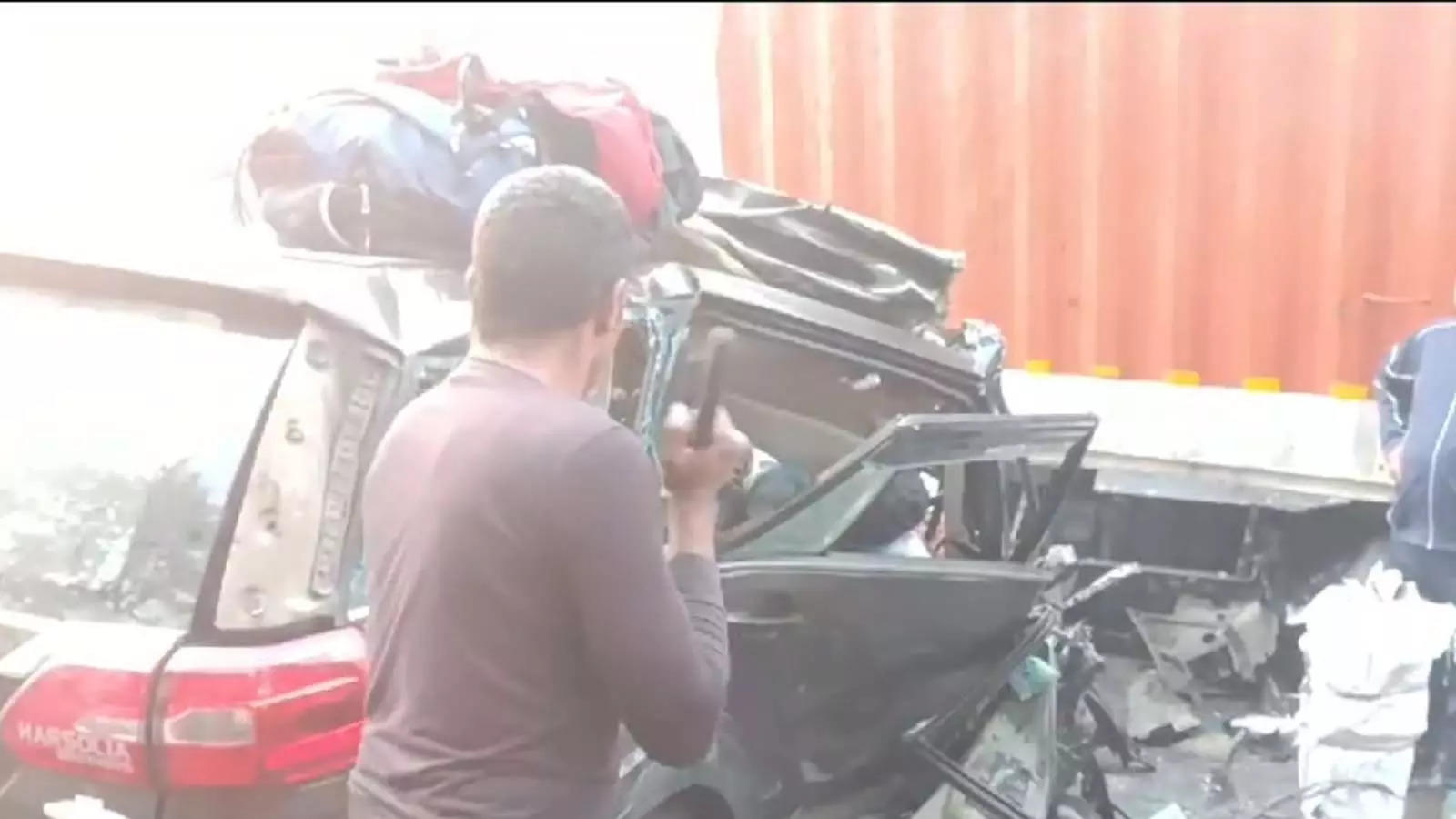 बस्ती में दर्दनाक सड़क हादसे में 5 लोगों की मौत, हाइवे पर कंटेनर में जा घुसी कार, 3 घायलों का अस्पताल