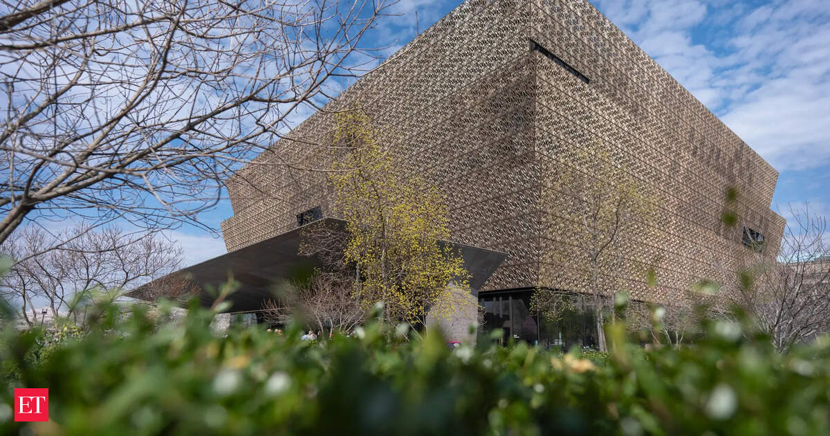 Trump moves to ‘fix’ US history at Smithsonian