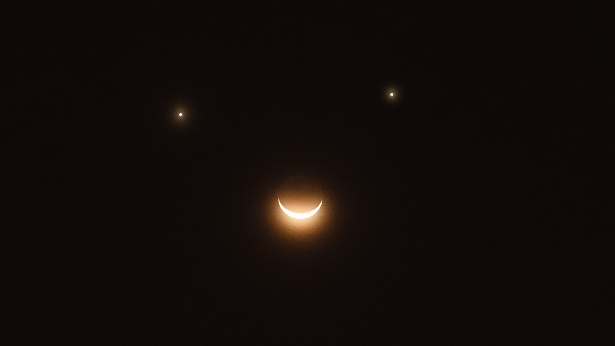 Rare ‘smiley face’ will light up the night sky on April 25