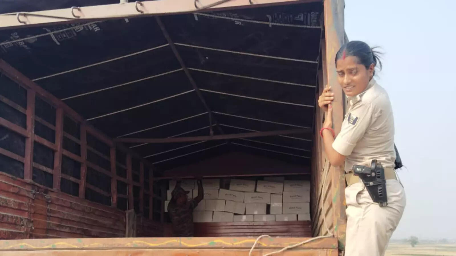 राजस्थान से छिप कर आई थी ‘विदेशी माल’, थानेदार बेबी कुमार भी अंदर का ‘नजारा’ देख हो गईं हैरान