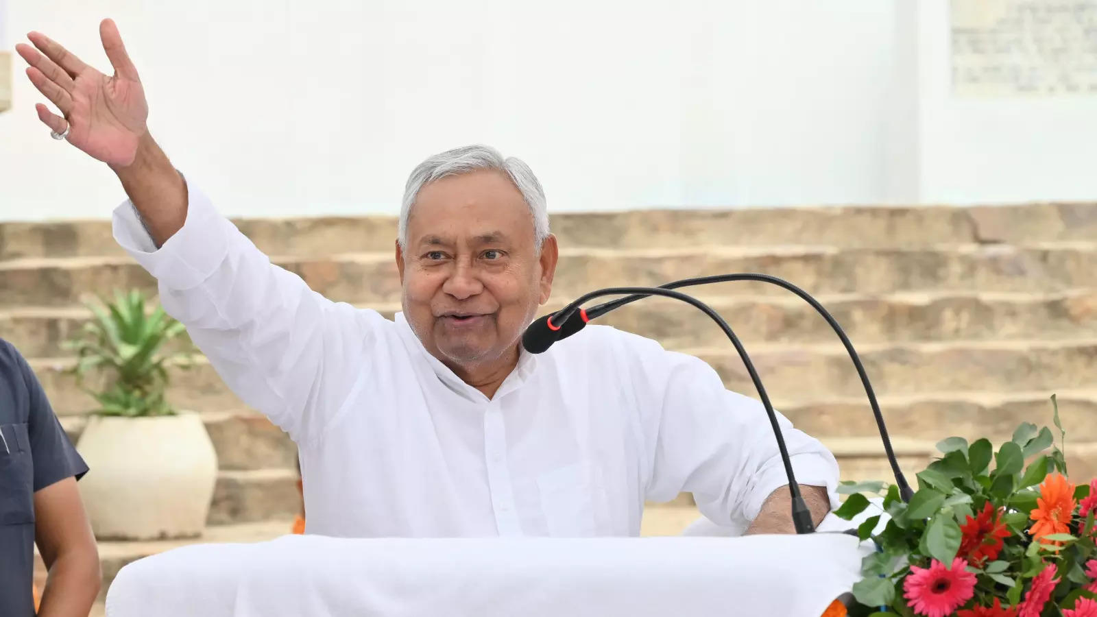 नीतीश के हेलीकॉप्टर शॉट से अच्छे-अच्छे हिल जाते हैं, समय आने पर जमीन तक दिखा देते हैं, यकीन न हो तो…