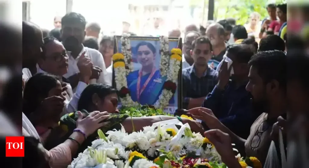 Co-pilot laid to rest in Sewri, Dombivli bids goodbye to young flight attendant