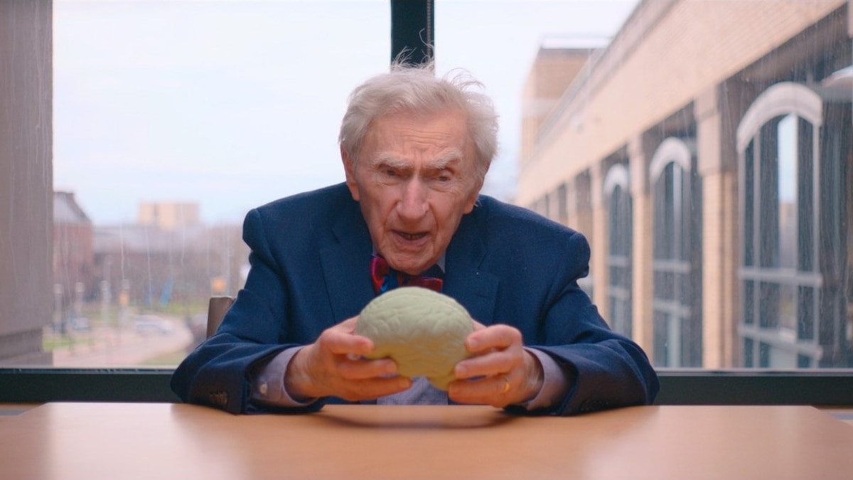 At 102, he’s the world’s oldest practicing doctor. These are his longevity tips.