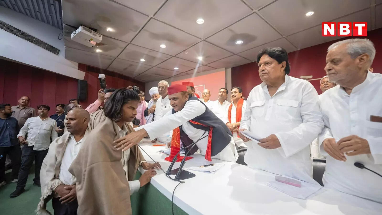 अखिलेश यादव राजा हैं, हम प्रजा हैं, उन्हें हमारी भी सुननी चाहिए थी
