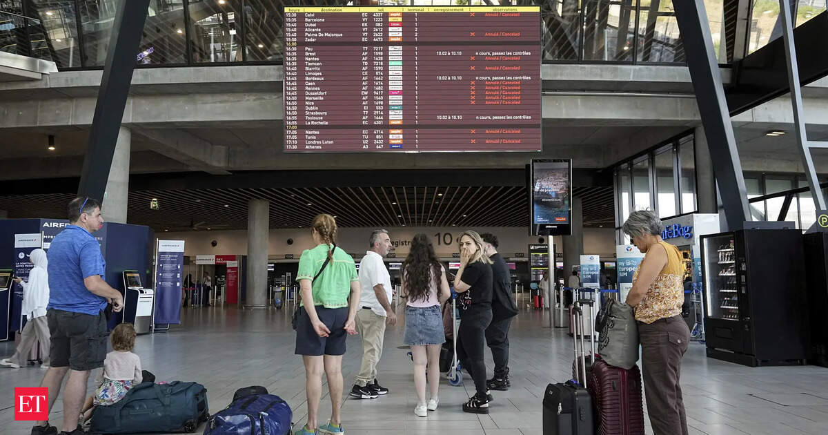 Strike by French air traffic controllers causes delays