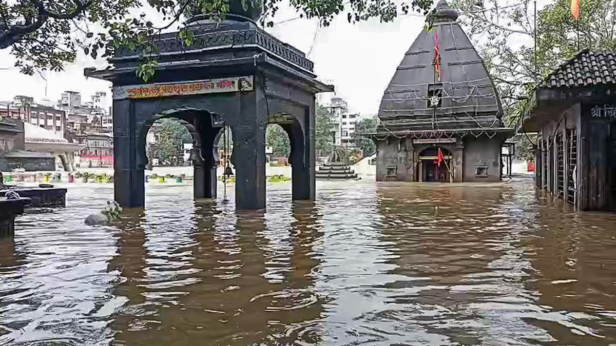 police-form-eluru-disaster-response-force-amid-rising-godavari-flood-levels