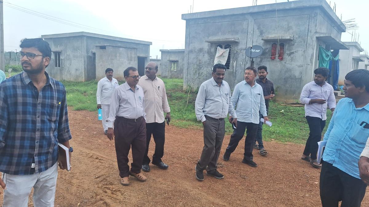 officials-inspect-rehabilitation-centre-in-view-of-rising-water-levels-in-godavari