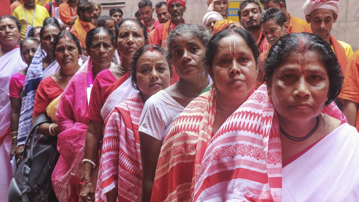 fresh-batch-of-over-7,500-pilgrims-leaves-for-amarnath-shrine