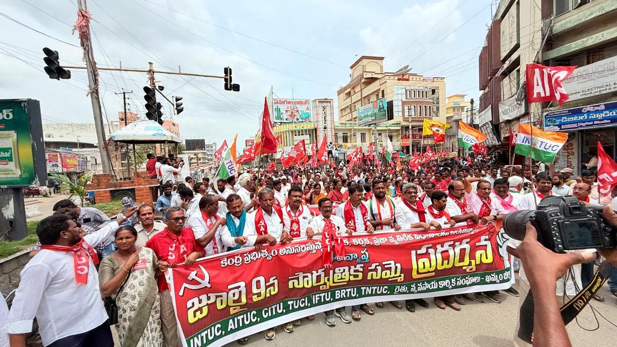 telangana-|-nationwide-strike-hits-coal-mining-operations-in-sccl;-demonstrators-demand-repeal-of-centre’s-four-labour-codes