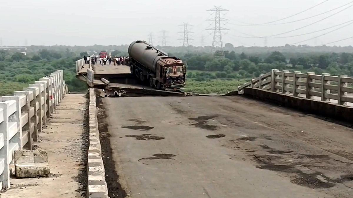 vadodara-bridge-collapse:-bjp-leadership-busy-in-speeches,-says-congress