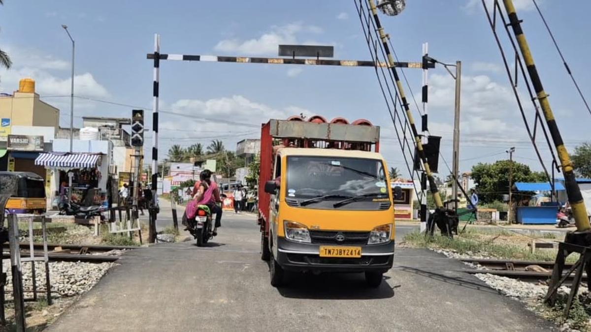 two-railway-gate-keepers-on-arakkonam-section-suspended-for-sleeping-on-duty-hours