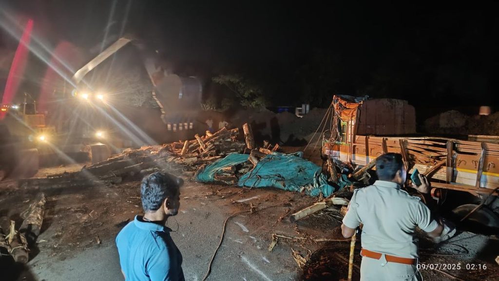 Lorry Overturns, Disrupts Traffic on Chennai-Bengaluru Highway in Vellore