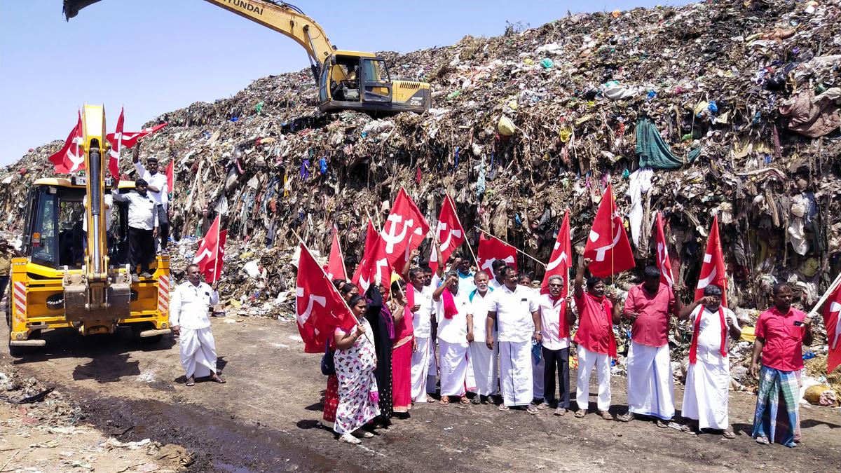 cpi(m)-stages-protest-demanding-closure-of-ariyamangalam-dump-yard-in-tiruchi