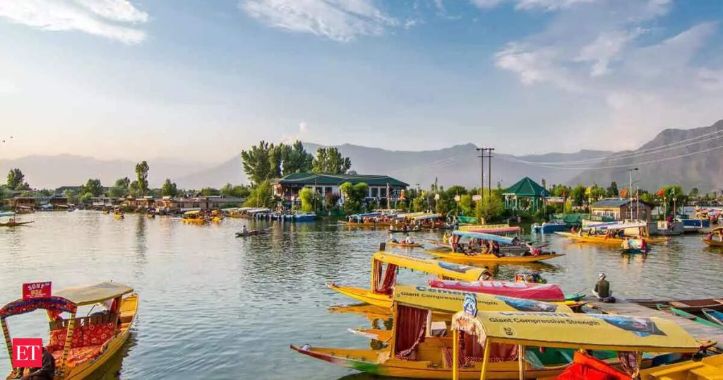J&K admin bars parties from Martyrs’ graveyard