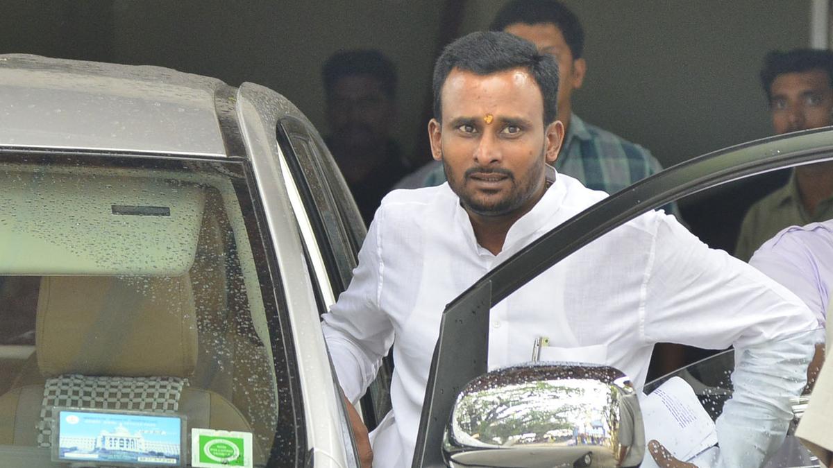 bjp-threatening-congress-mlas-with-ed,-it-raids:-vijayanand-kashappanavar