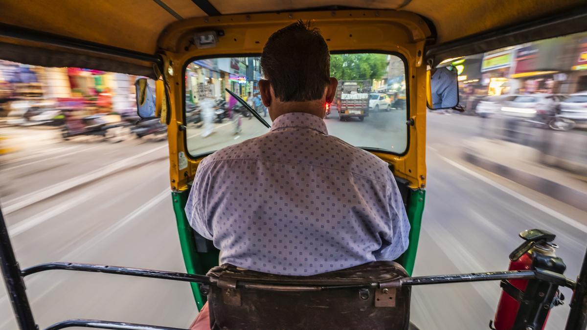 auto-rickshaw-driver-thrashed-by-sena-(ubt)-workers-over-‘anti-marathi’-remarks;-video-goes-viral