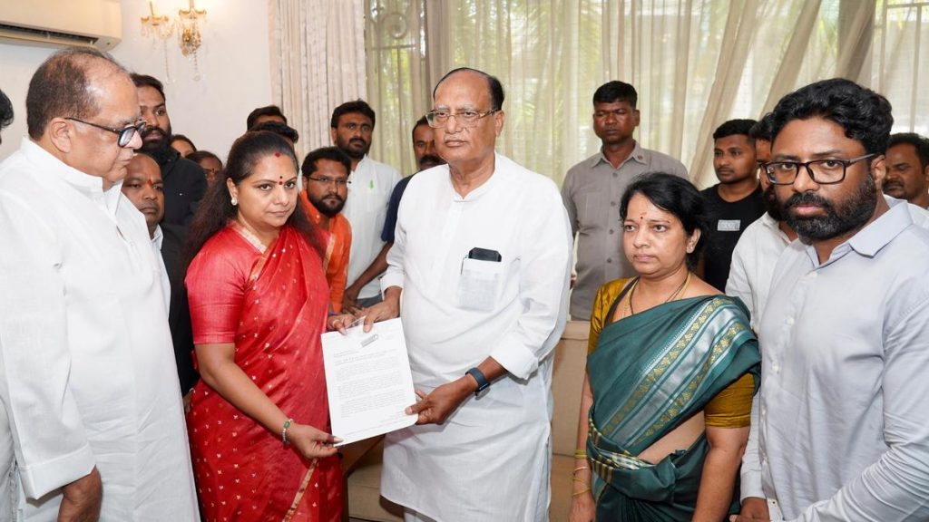 MLC Kavitha lodges complaint against Teenmar Mallanna for making ‘insulting comments’