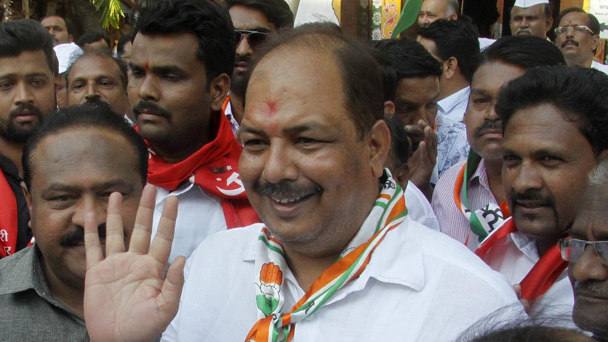 sambhaji-brigade-leader-pravin-gaikwad-manhandled-in-solapur-for-remarks-against-swami-samarth