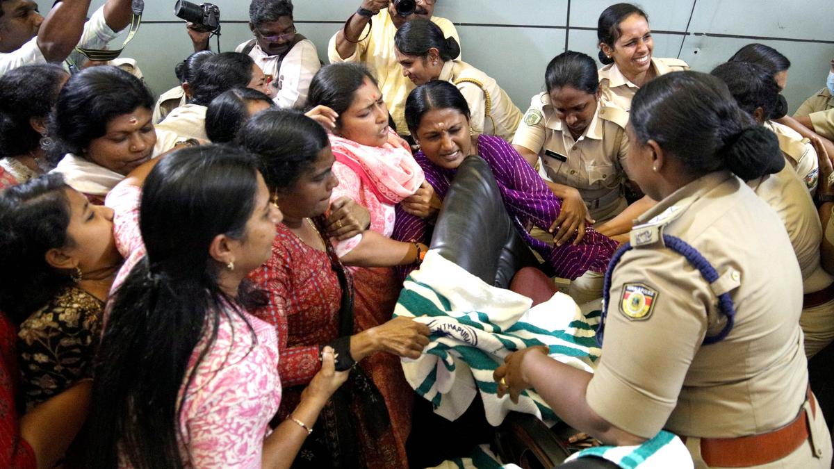 dramatic-scenes-in-thiruvananthapuram-corporation-council-meeting-amid-tit-for-tat-allegations