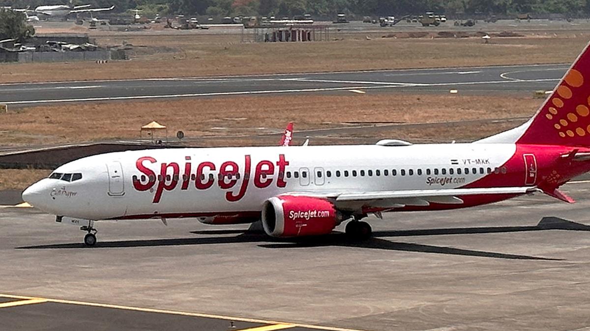 two-spicejet-passengers-try-to-enter-cockpit-forcefully,-offloaded-at-delhi-airport