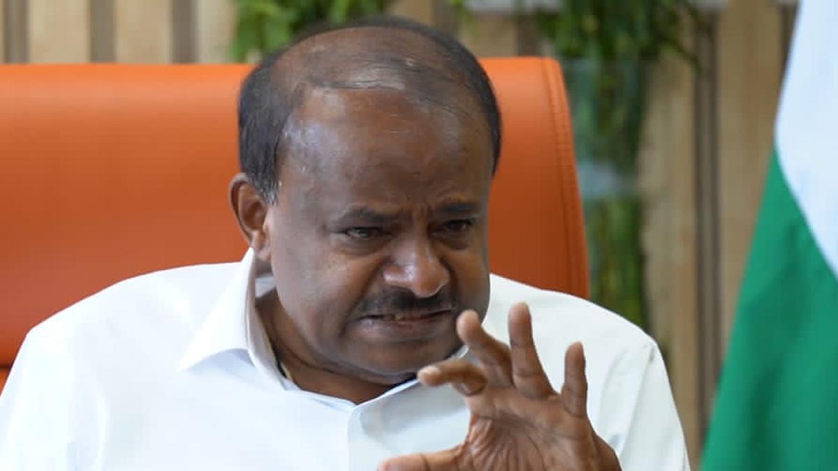 supreme-court-stays-high-court-order-impleading-hd.-kumaraswamy-in-contempt-case 