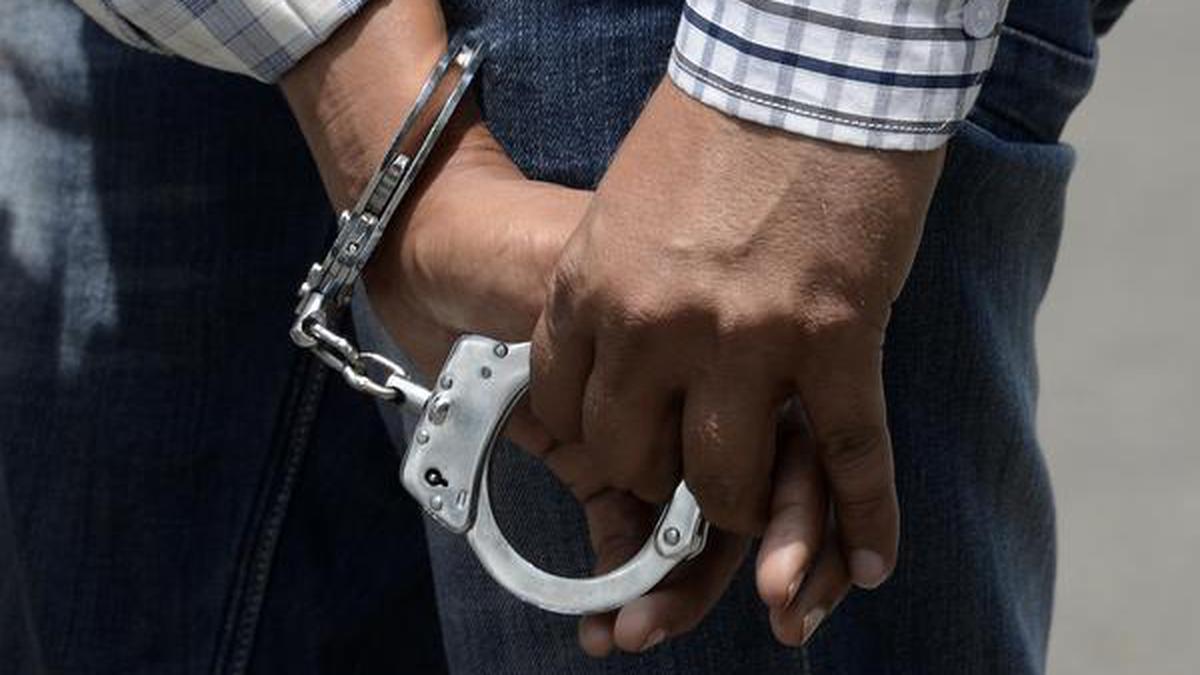 woman-dies-after-being-pushed-in-front-of-oncoming-train-at-diva-railway-station;-man-arrested