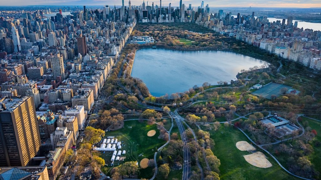 See 100 years of New York City—through the lens of Nat Geo photographers