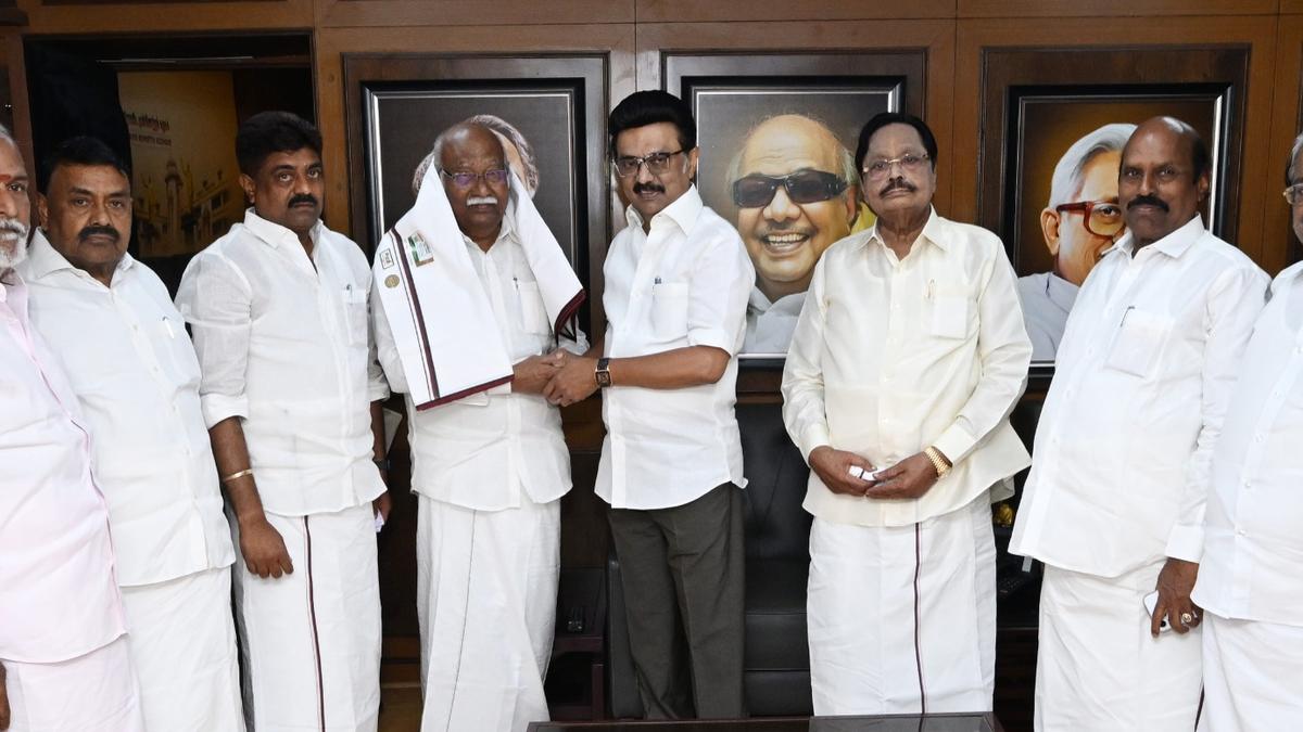 aiadmk’s-anwhar-raajhaa-expelled-from-party,-joins-dmk