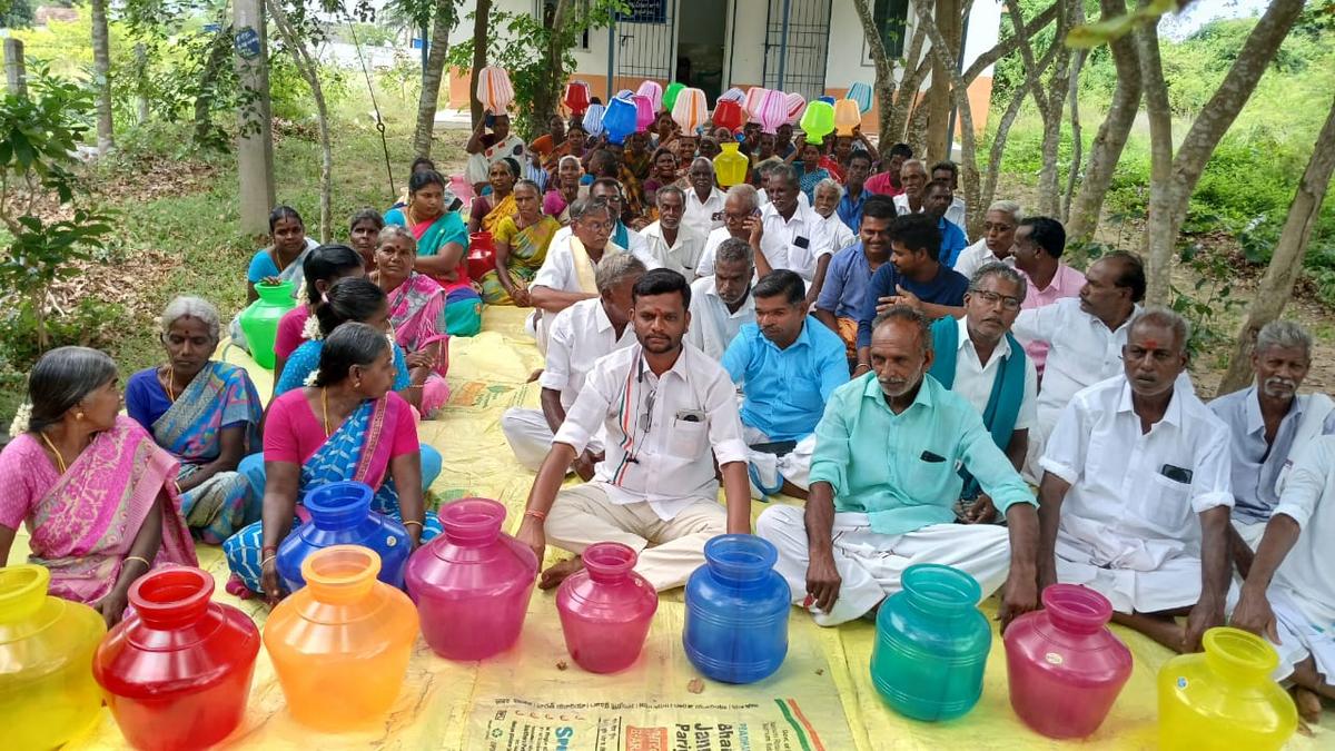 villagers-stage-protest-near-vedaranyam-demanding-drinking-water-supply