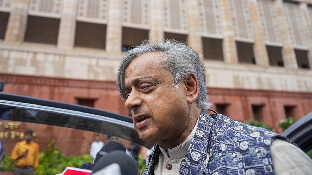 shashi-tharoor-hits-back-at-k.-muraleedharan-over-party-role-remarks