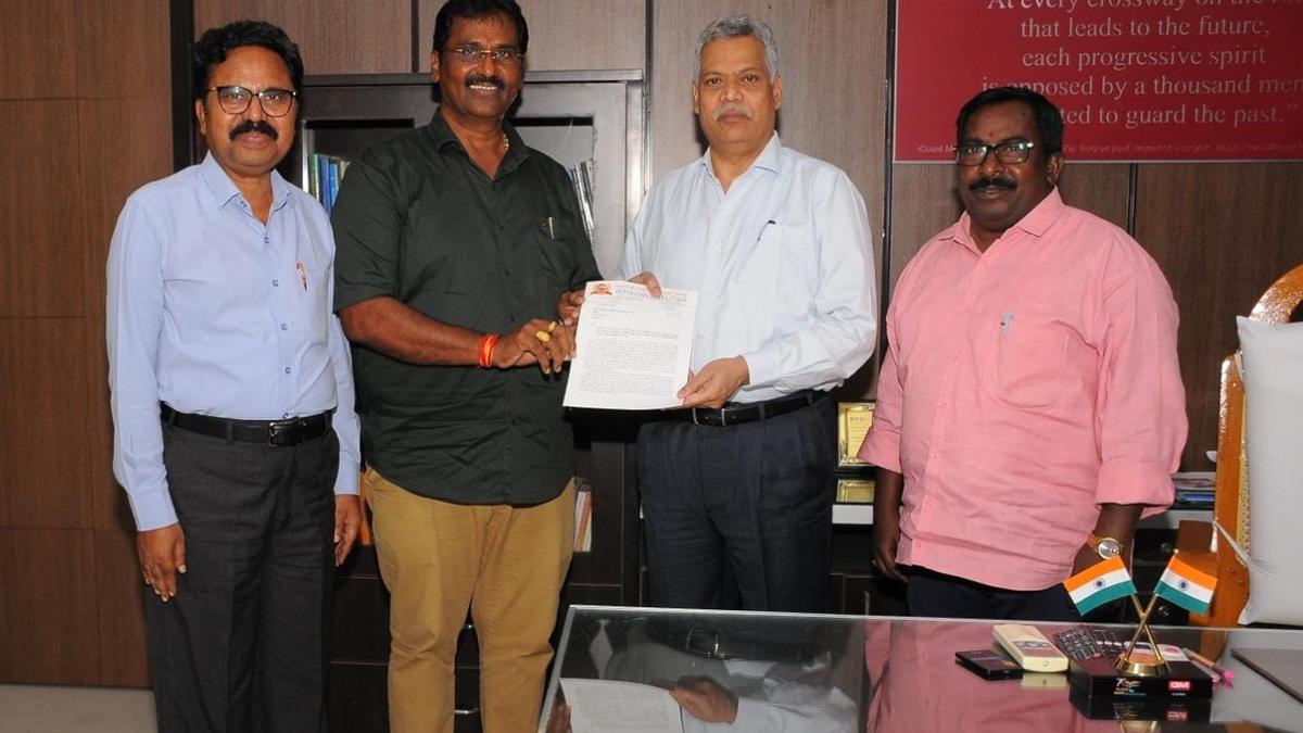 employees-union-warns-government-against-giving-apsrtc-land-for-shopping-mall-construction