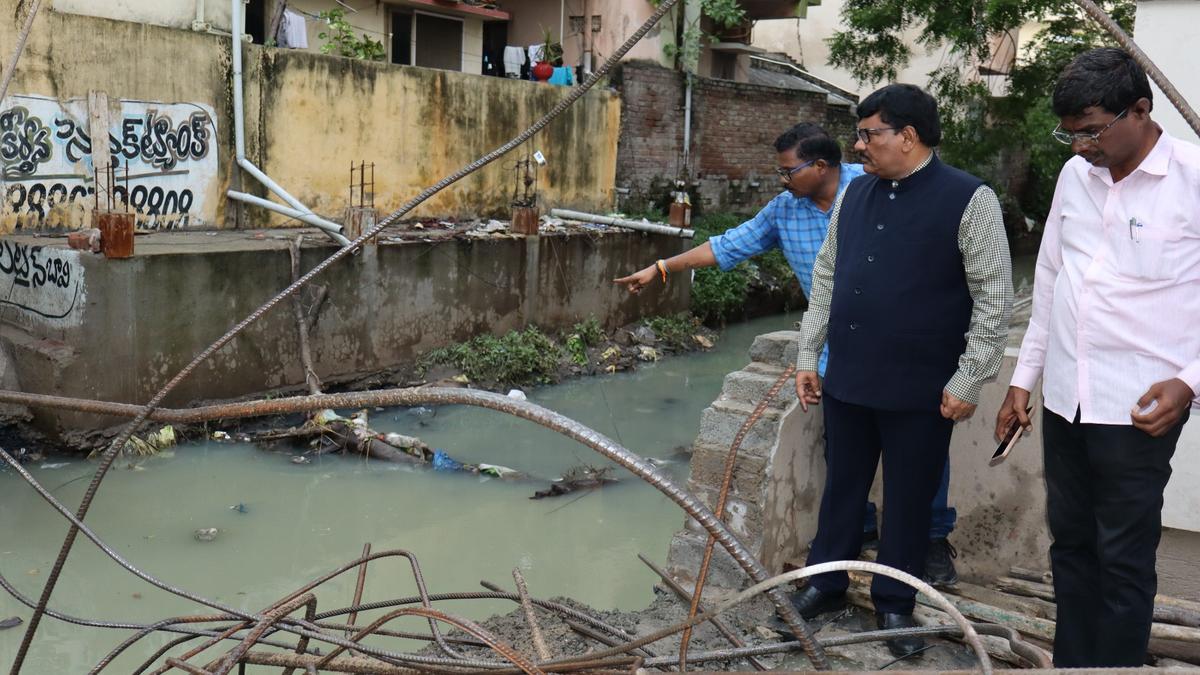 worker-killed-as-under-construction-culvert-collapses-in-guntur
