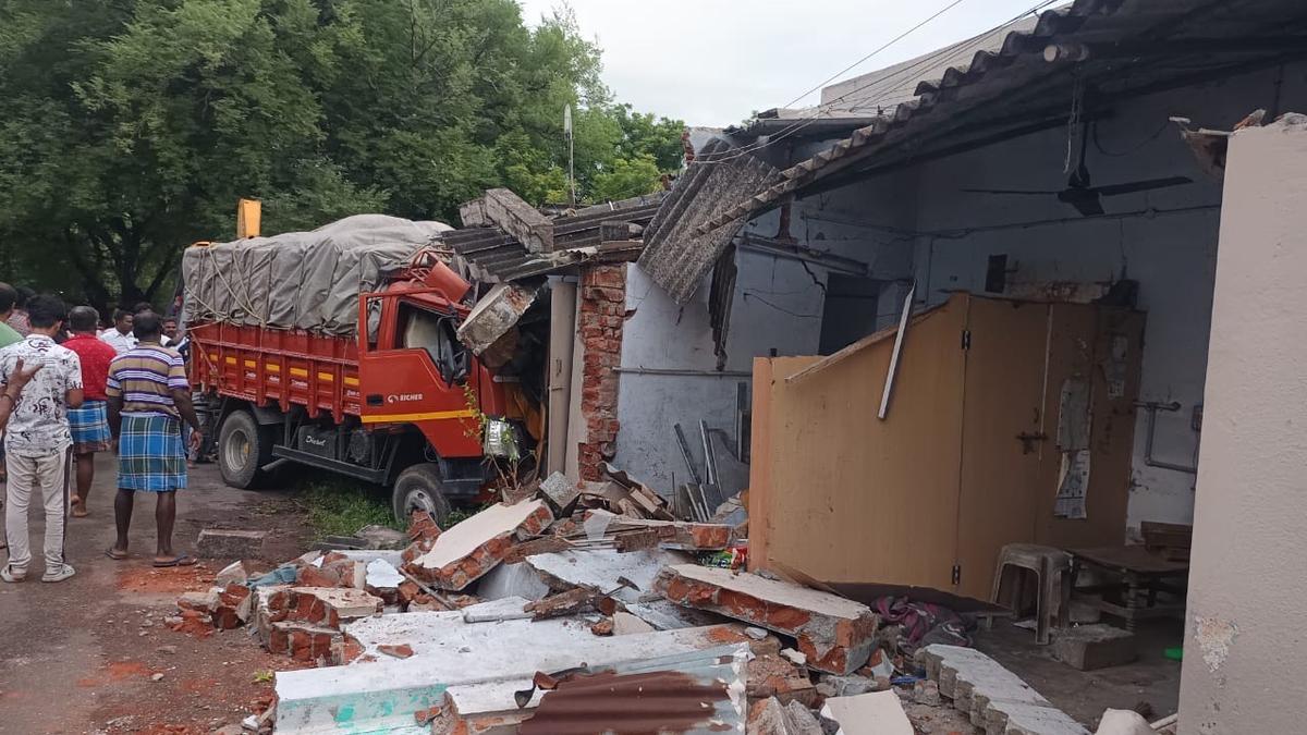 lorry-rams-into-house-in-vellore;-woman-injured