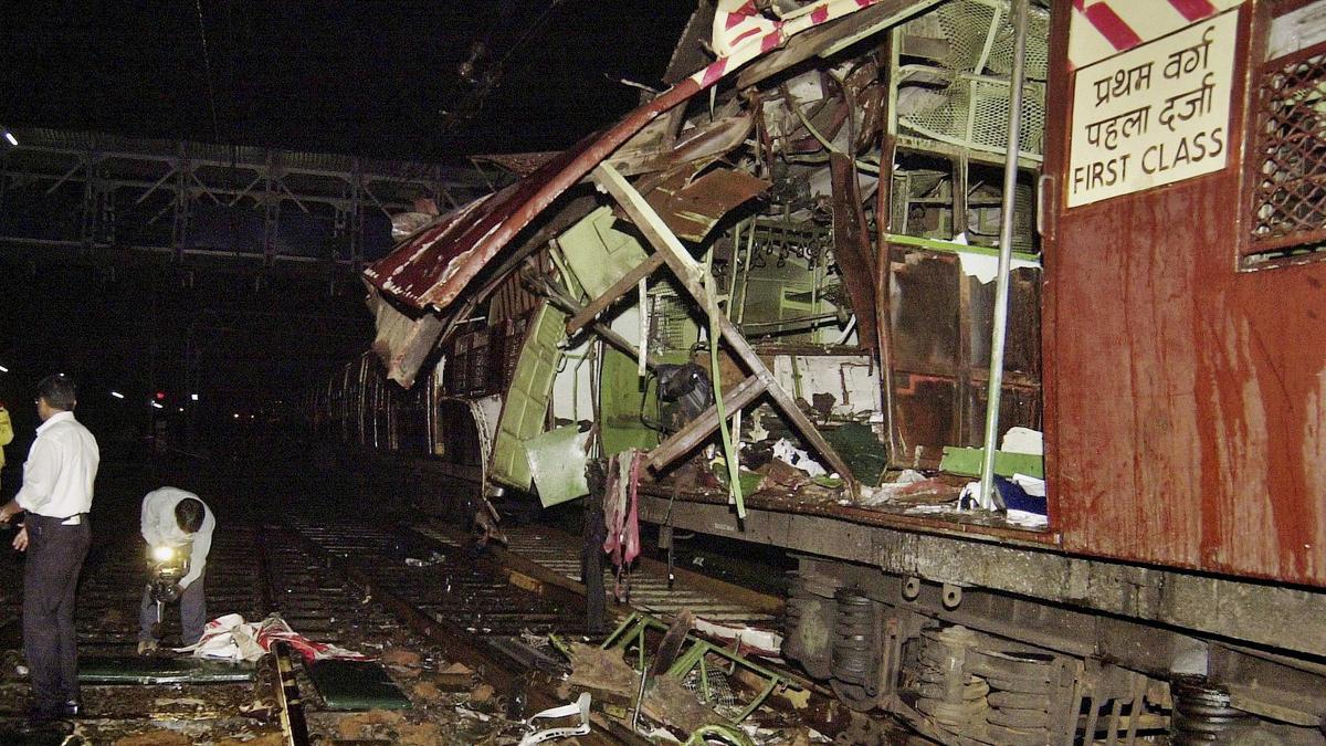 2006-mumbai-train-blasts-case:-supreme-court-stays-mumbai-blasts-case-verdict;-says-convicts-need-not-surrender