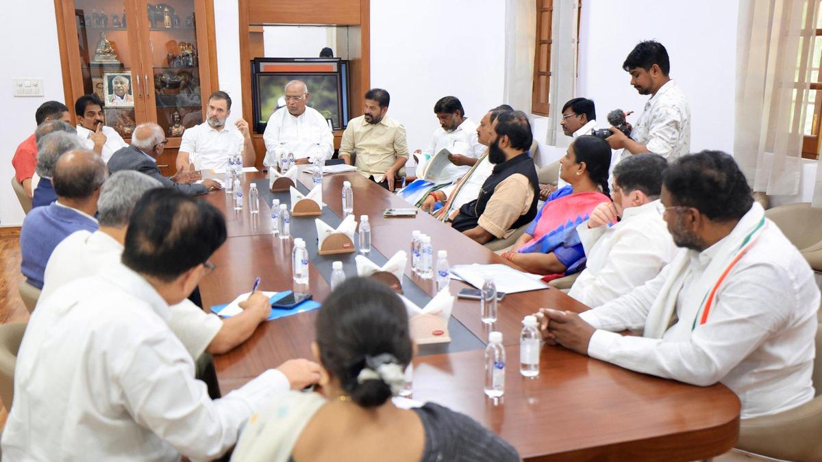 telangana-cm-revanth-and-his-cabinet-colleagues-meet-mallikarjun-kharge-and-rahul-gandhi