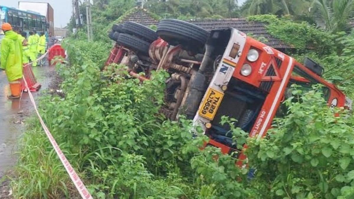 gas-leak-from-overturned-lpg-tanker-triggers-high-alert-on-nh-in-kerala’s-kanhangad