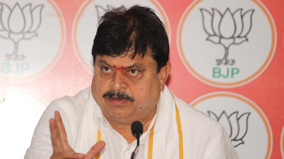 revanth-reddy-should-make-way-for-ponnam-prabhakar-or-mahesh-kumar-goud-as-cm:-bjp-president