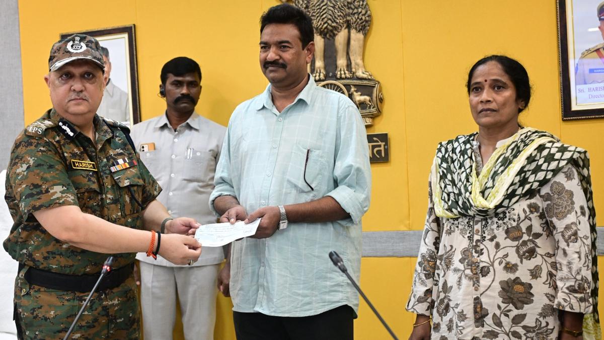 maoist-szcm,-east-bastar-division-in-charge-nagaraju,-his-wife-aruna-surrendered-before-dgp-harish-kumar-gupta