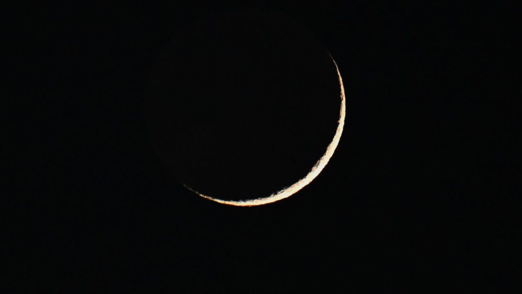 See a razor-thin moon shine close to Regulus in the evening sky tonight