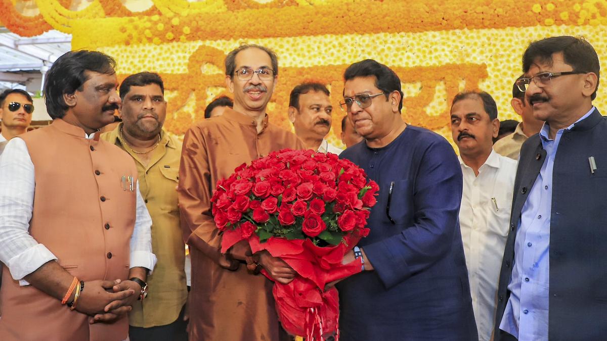 raj-thackeray-drives-to-matoshree-to-greet-uddhav-on-his-birthday