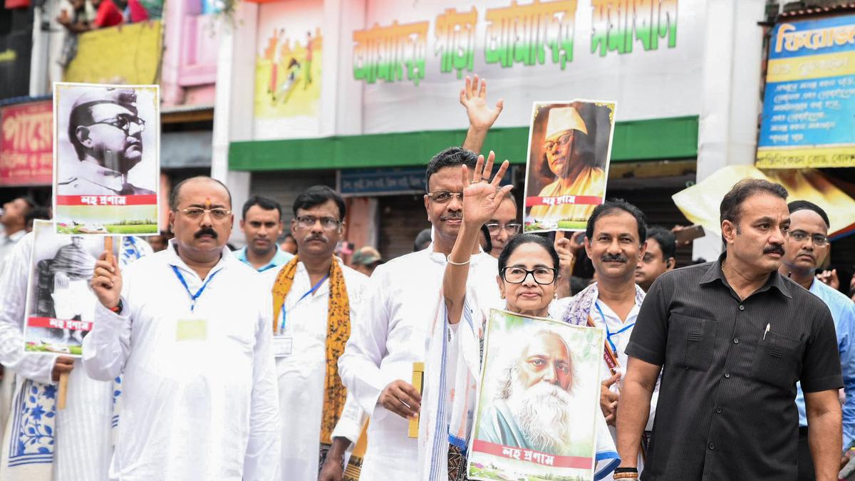 mamata-banerjee-‘reminds’-officials-they-work-for-the-state-not-eci