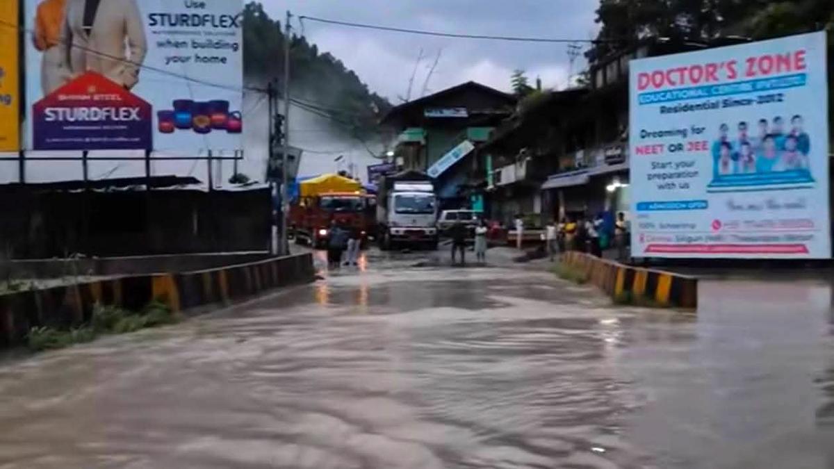 torrential-rain-disrupts-life-across-bengal;-teesta-overflows,-landslides-in-north,-house-collapses-in-kolkata
