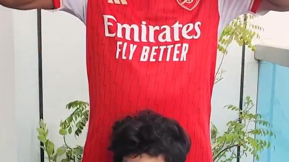 arsenal-fans-in-kerala-accord-star-striker-viktor-gyokeres-a-rousing-reception-through-social-video