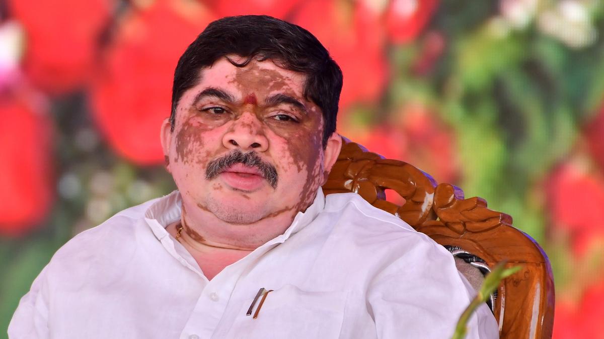 minister-ponnam-reiterates-charges,-blames-centre-for-urea-shortage-in-telangana