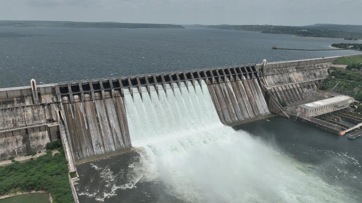 2.82-lakh-cusecs-discharged-from-nagarjunasagar-project