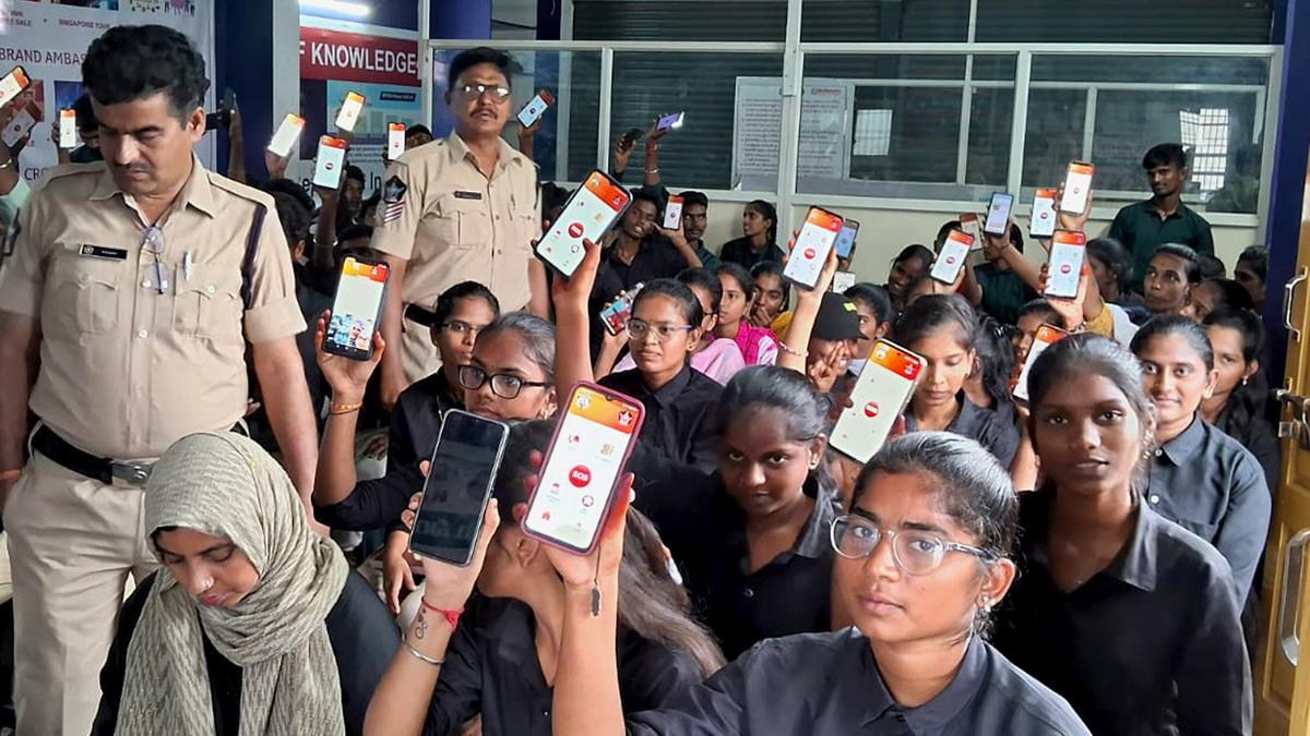kurnool-police-urge-students-to-install-shakthi-app