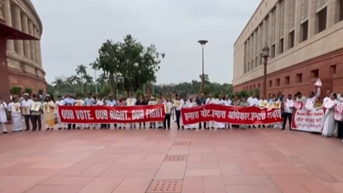 sonia,-priyanka,-other-opposition-leaders-protest-against-sir-in-parliament-premises
