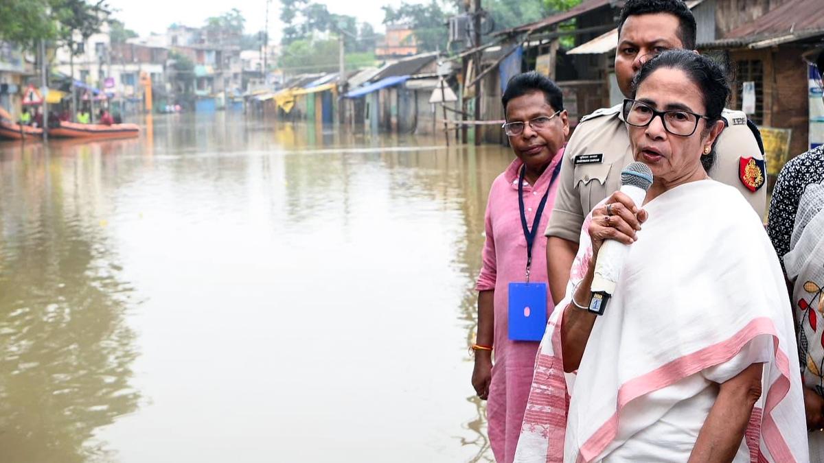 mamata-visits-flood-affected-areas-in-south-bengal;-inspects-condition,-offers-flood-relief