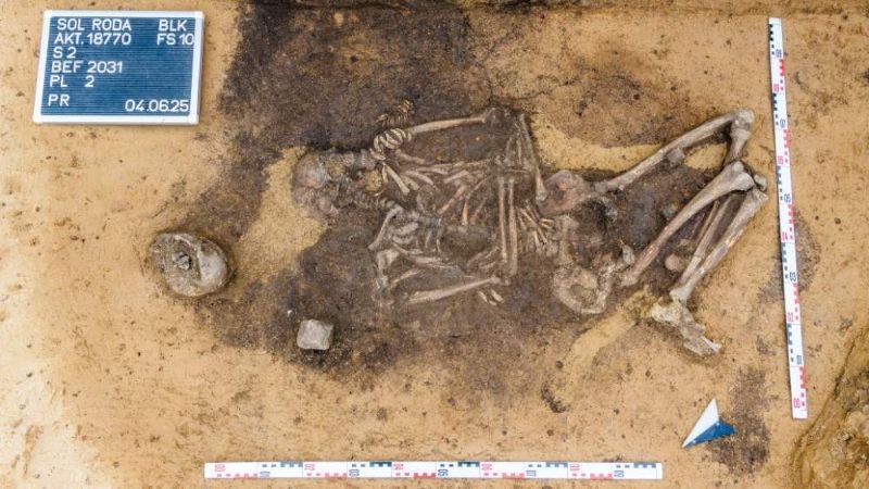 5,000-year-old burials in Germany hold 3 women with bedazzled baby carriers