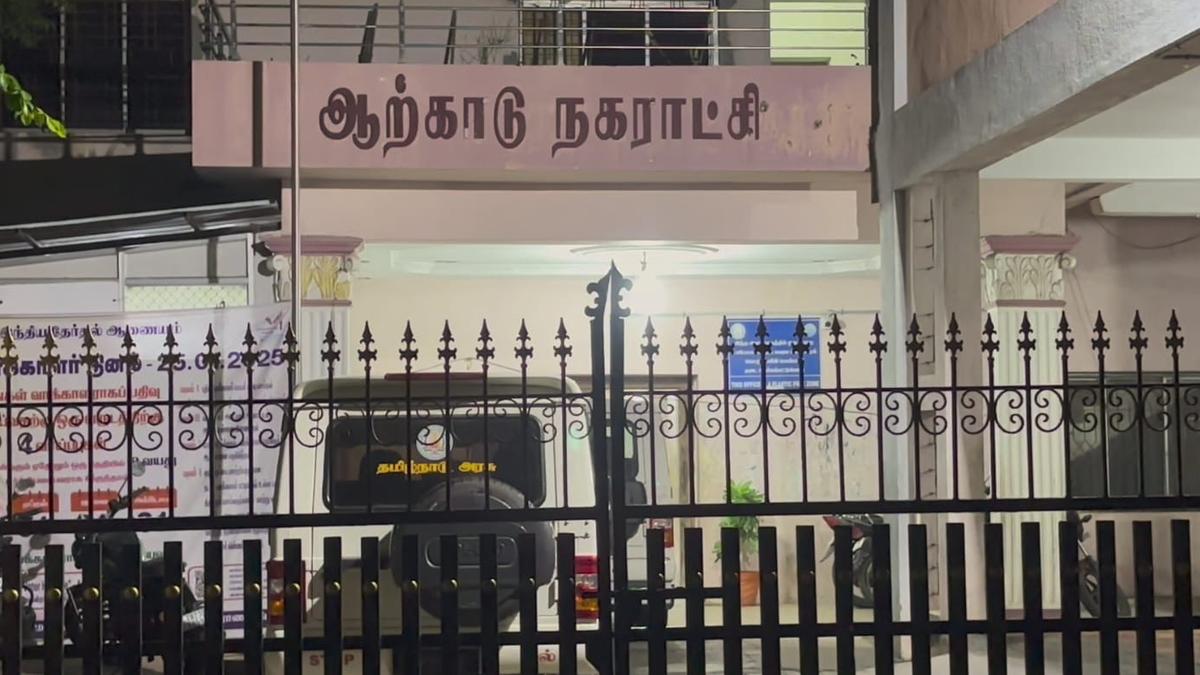 over-₹-79,000-seized-in-arcot-municipality-office-after-worker’s-complaint